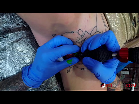 ❤️ Extremadamente tatuado hottie Sully Savage consiguió un tatuaje en su clítoris ❤️ Video de porno en es.basseyn-vsem.ru ❌️