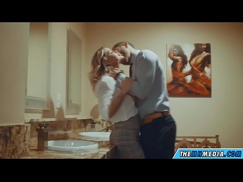 ❤️ Cuando una rubia tetona te seduce en un baño público ❤️ Video de porno en es.basseyn-vsem.ru ❌️